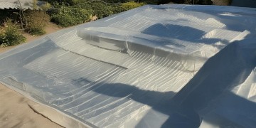 物业搭塑料棚违法吗？